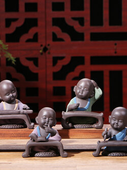 ตุ๊กตาดินเผาเณรน้อยเส้าหลิน สำหรับตบแต่งโต๊ะทำงาน /ชุด 4 ชิ้น