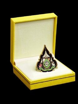 เข็มที่ระลึกตราสัญลักษณ์พระราชพิธีบรมราชาภิเษก พ.ศ.๒๕๖๒