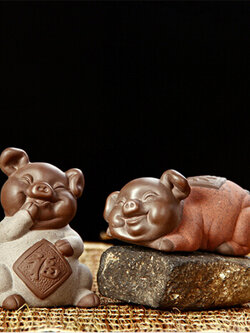 ตุ๊กตาดินเผาหมูน้อยนำโชค สำหรับตบแต่งโต๊ะทำงาน /ชุด 2 ชิ้น