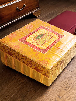 เบาะรองกราบ เนื้อผ้าไหมจีนปักดอกบัว ฐานไม้จริง สวยงามเหมือนตามภาพ