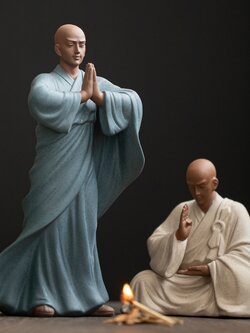 ตุ๊กตาดินเผานักบวชนิกายเซน รูปแบบสวยงาม แสดงถึงความสงบ