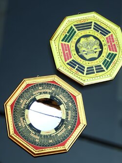 ป้ายกระจก ยันต์แปดทิศ เสือคาบดาบ แก้ฮวงจุ้ย,แก้ทางสามแพร่ง ขนาด 16.5 cm.