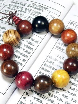 ข้อมือประคำมงคลไม้จันทร์หอม ขนาด 20 มิล /12 เม็ด ของแท้จากทิเบต