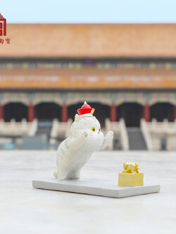 ตุ๊กตาแมวอ้วนวางโทรศัพท์มือถือ จากร้านของฝากในปักกิ่ง ประเทศจีน