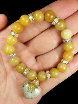 สร้อยข้อมือหินมงคลหยกพม่าสีเหลือง ห้อยจี้หยกหัวใจเศรษฐี ขนาด 16 เซน