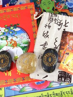 หินมนตรา"โอม" สลักอักษรแห่งความมั่งคั่ง