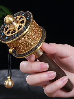 กงล้ออธิษฐาน (ทิเบต: འཁོར་, Wylie: 'khor) กงล้อสำหรับสวดมนต์