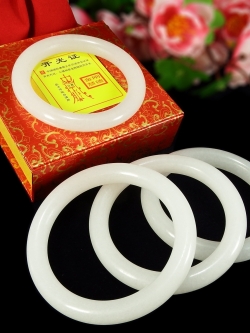 กำไลหยกจีน สีขาว ขนาด 5.5-6.5 cm.สินค้าจากJade Market ฮ่องกง