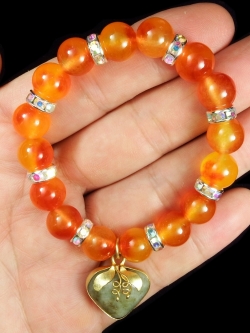 สร้อยข้อมือหินมงคลหยกพม่าสีส้ม ห้อยจี้หยกหัวใจเศรษฐี ขนาด 16 เซน