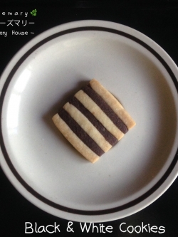 คุ้กกี้ตัดลายเส้นขาวดำ Black & White Cookies (ราคาต่อชิ้น)