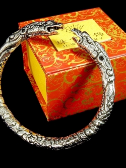 กำไลปลามังกรคู่ สัญลักษณ์แห่งความรุ่งเรือง มั่งคั่ง โชคลาภ อำนาจ บารมี