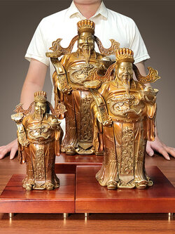 เทพเจ้าไฉ่ซิงเอี๊ย เทพแห่งความร่ำรวย ที่จะให้โชคลาภด้านเงินทอง รูปบูชาทองเหลืองพร้อมแท่นวาง