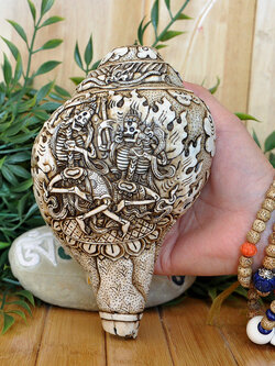 หอยสังข์อินเดียสีขาวแกะลายโดยช่างฝีมือเนปาล สำหรับใช้เป่าในพิธีกรรมทางศาสนา ขนาด 18 cm.