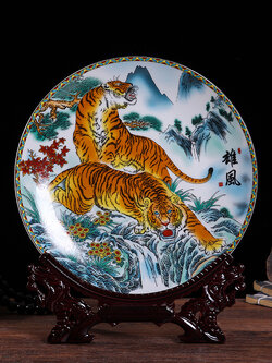 จานกระเบื้อง(จากดินขาว)วาดลายเทพเจ้าและลายวิถีจีน (ชุดพร้อมขาตั้ง)