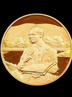 เหรียญในหลวงทรงงาน เฉลิมพระเกียรติพระชนมพรรษา 6 รอบ 5 ธันวาคม 2542 เนื้อทองแดงขัดเงา ขนาด 3.2 ซม.