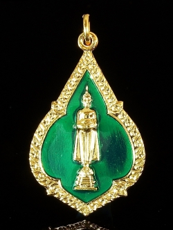 เหรียญหลวงพ่อบ้านแหลม กะไหล่ทองลงยา ที่ระลึกซ่อมอุโบสถ วัดเพชรสมุทร ปี ๒๕๔๖ /สีเขียว