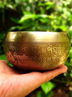 ขันทิเบต Tibetan Singing Bowl (ทองเหลือง) แกะสลักบทสวดหัวใจพระสูตร เสริมมงคลผู้บูชา ( 9.5 cm.)