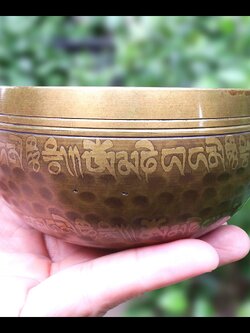 ขันทิเบต Tibetan Singing Bowl (ทองเหลือง) เขียนอักษรมงคล เสริมมงคลผู้บูชา (ขนาด 9.5 cm.)
