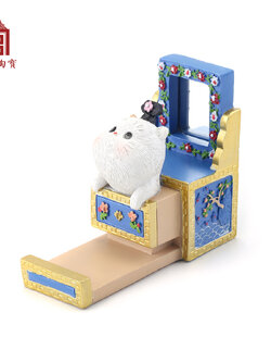 ตุ๊กตาแมวอ้วนวางโทรศัพท์มือถือ จากร้านของฝากในปักกิ่ง ประเทศจีน