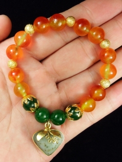 สร้อยข้อมือหินมงคลหยกพม่า 2 สี ห้อยจี้หยกหัวใจเศรษฐี ขนาด 16 เซน