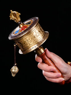 กงล้ออธิษฐาน (ทิเบต: འཁོར་, Wylie: 'khor) กงล้อสำหรับสวดมนต์