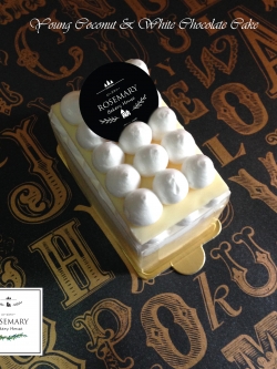 เค้กมะพร้าวอ่อนกับไวท์ช็อกโกแลต Young Coconut & White Chocolate Cake (ชิ้นสี่เหลี่ยม)