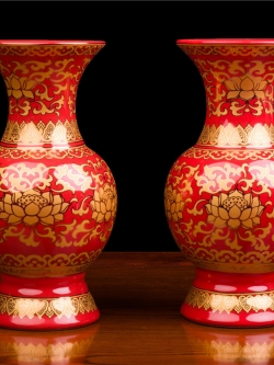 แจกันเซรามิกสีแดงลงลายดอกบัวทอง สำหรับถวายดอกไม้บูชาพระ,เทพเจ้า,พระโพธิสัตว์ นำเข้าจากประเทศจีนแท้