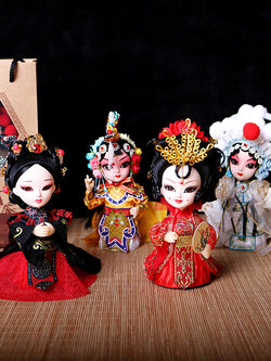 ตุ๊กตานักแสดงงิ้วปักกิ่งในชุดผ้าไหม งานศิลปะจีน ของฝากจากมณฑลเจียงซู