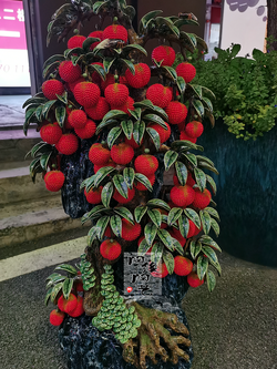 ต้นลิ้นจี่มงคลเงินทองเต็มบ้าน ดินเผาลงสี ขนาดใหญ่สูง 87 cm.