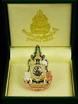 เข็มกลัดฉลองสิริราชสมบัติครบ ๖๐ ปี จัดสร้าปี ๒๕๔๙ *กล่องเดิมสีเขียว*