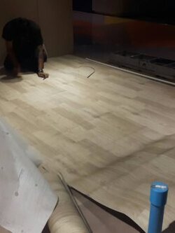 สติ๊กเกอร์ปูพื้น ลายไม้โมเดริน สีเบจ Beige-wood panel JP-013 หน้ากว้าง 100 ซม หนา 0.6 มม ยาวเมตรละ