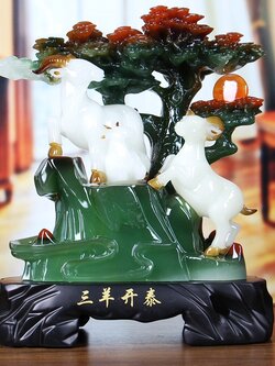 แพะภูเขาหยก แพะ 3 ตัวยืนบนภูเขาเป็นสัตว์มงคลแสดงถึงความความกตัญญู