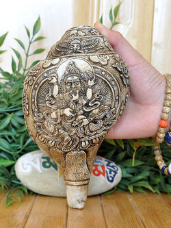 หอยสังข์อินเดียสีขาวแกะลายโดยช่างฝีมือเนปาล สำหรับใช้เป่าในพิธีกรรมทางศาสนา ขนาด 18 cm.