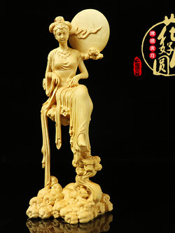 งานประติมากรรมไม้แกะสลักรูปเทพธิดาฉางเอ๋อ จากมณฑลหูเป่ย์ ประเทศจีน