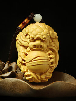 เครื่องรางสิงโตเกาะลูกแก้ว ขับไร่วิญญาณร้าย แกะจากไม้หอมมณฑลหูเป่ย์ ประเทศจีน