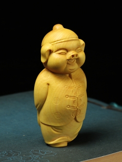 งานประติมากรรมรูปหมูร่ำรวย แกะจากไม้เนื้ออ่อนในมณฑลหูเป่ย์ ประเทศจีน