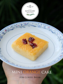 มินิเค้กส้ม (Mini Orange Cake) 5 x 5 cm. (15 ชิ้น ยกถาด) / *สำหรับจัดเบรค ถาดขนาด 18*27 cm / 7* 11 นิ้ว ***ราคาขายต่อถาด (Price)
