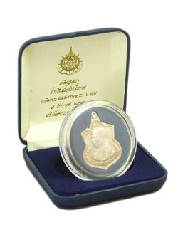 เหรียญเสมาที่ระลึกเนื่องในวโรกาสเฉลิมพระชนมพรรษา ๖ รอบ พ.ศ.๒๕๔๒