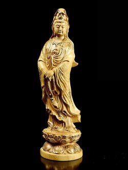 งานประติมากรรมไม้แกะสลักรูปพระโพธิสัตว์กวนอิม จากมณฑลหูเป่ย์ ประเทศจีน