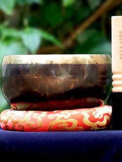 Tibetan Singing Bowl ขันทิเบต(ทองเหลืองรมดำ) งานทำมือโดยช่างฝีมือชาวเนปาล (17 cm.)