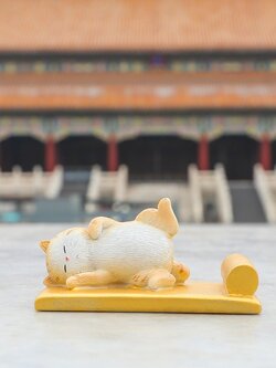 ตุ๊กตาแมวอ้วนวางโทรศัพท์มือถือ จากร้านของฝากในปักกิ่ง ประเทศจีน