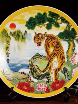 จานเซรามิกมงคลเขียนลายจีนโบราณ สำหรับตั้งโชว์ ปรับฮวงจุ้ยบ้าน โต๊ะทำงาน/ขนาด 35 cm.