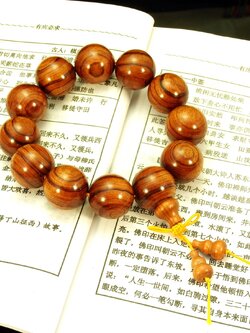 ข้อมือประคำมงคลไม้จันทร์หอม ขนาด 20 มิล /12 เม็ด ของแท้จากวัดจีน