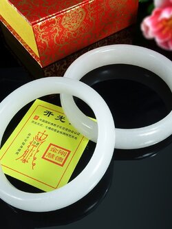 กำไลหยกขาวธรรมชาติ สินค้าจากJade Market ฮ่องกง