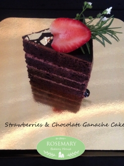ช็อกโกแลตกานาทเค้กกับสตรอเบอร์รี่ (เค้ก 4 ชั้น) / Strawberry Chocolate Ganache Cake (4 Layers)